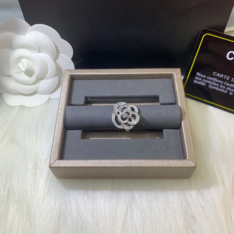 Chanel Fil De Cam ̈¦lia 18K Gold Ring