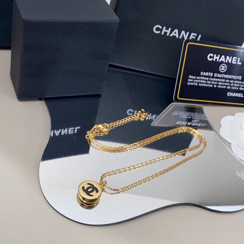 Chanel Pendant 18K Gold Necklace