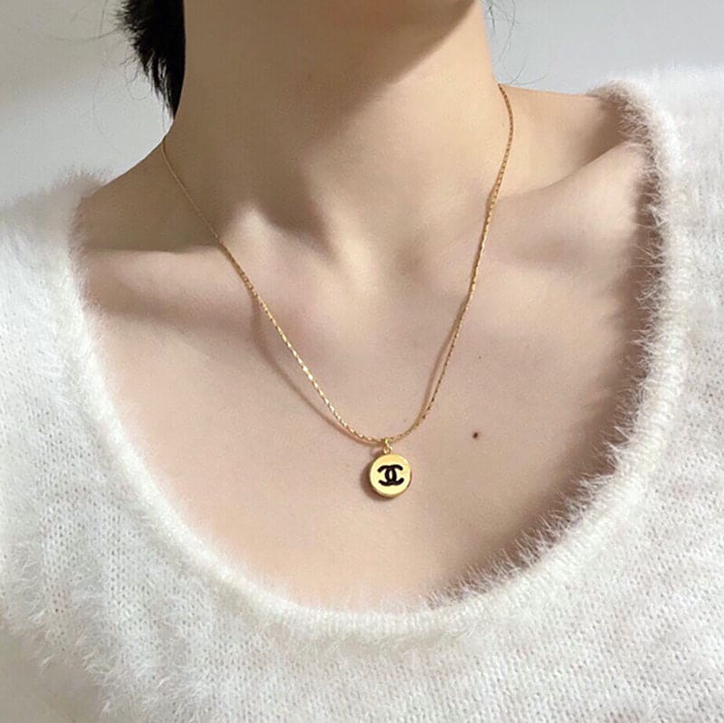 Chanel Pendant 18K Gold Necklace