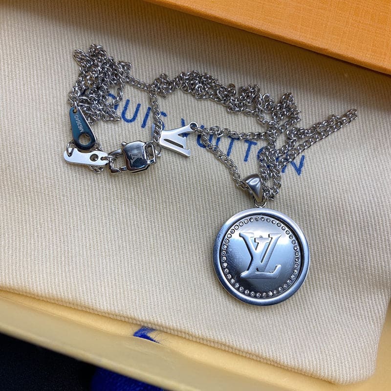 Louis Vuitton Catch Pendant 18K Gold Necklace