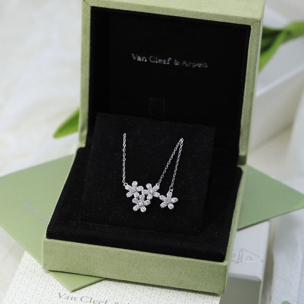 Three Flowers Socrate 18K Gold Necklace