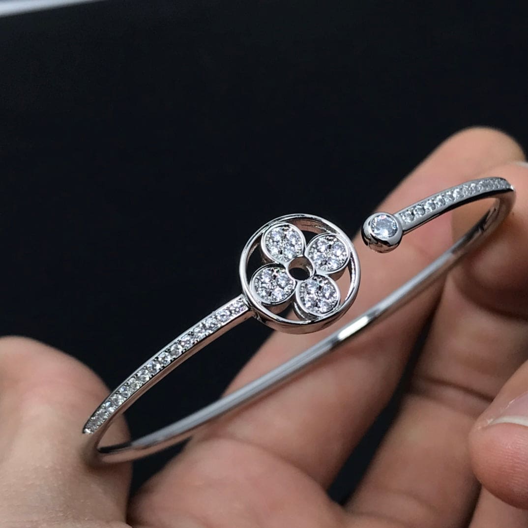 Louis Vuitton Idylle Blossom Twist 18K Gold Bracelet