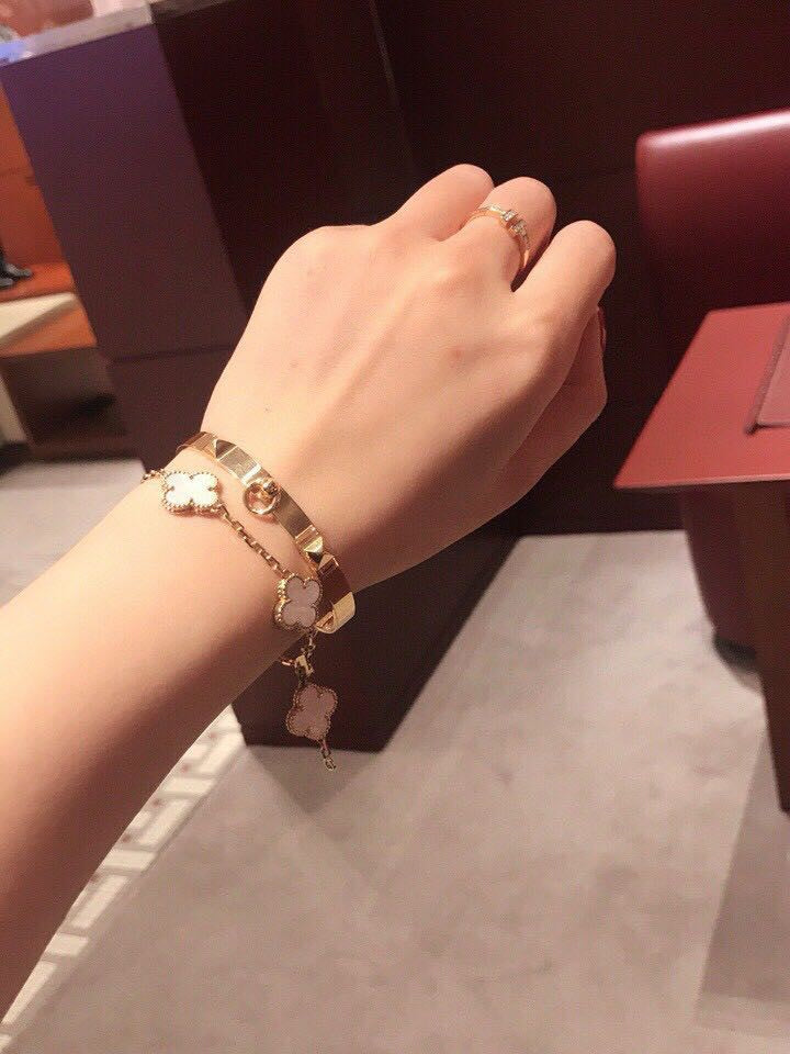 Hermes Collier De Chien 18K Gold Bracelet