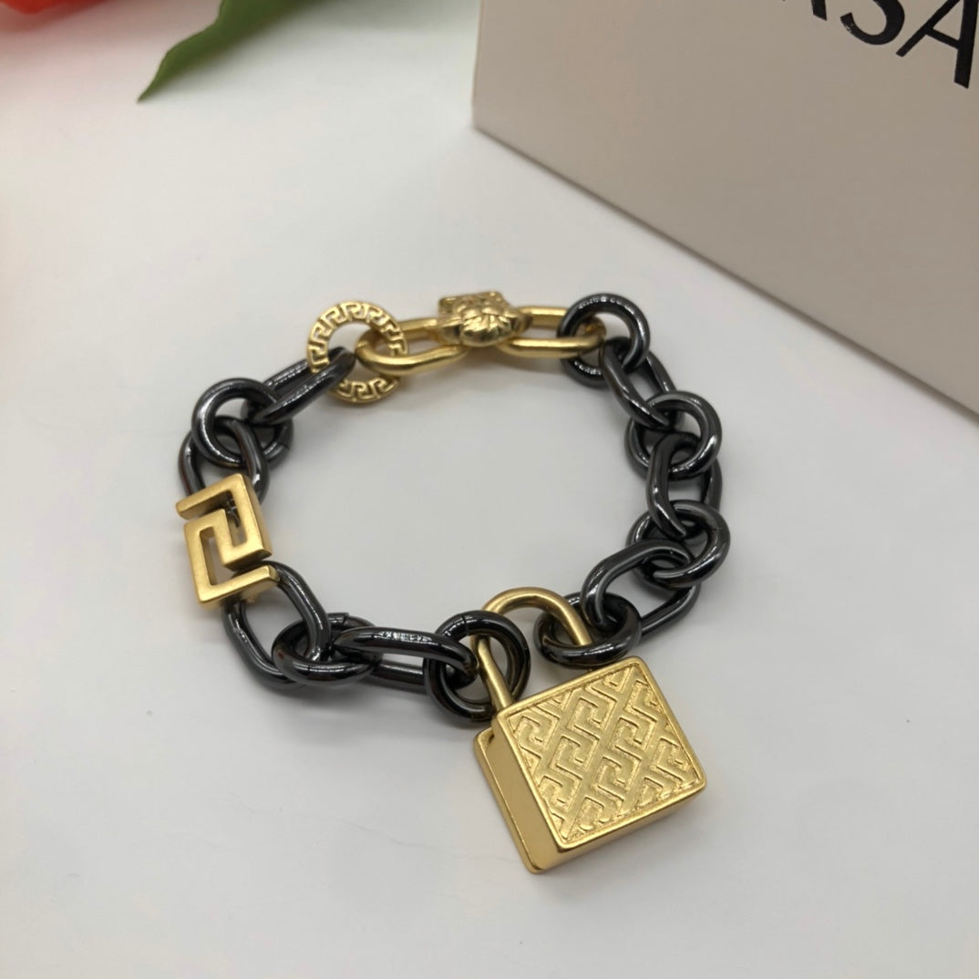 Celine Ver Chain 18K Gold Bracelet