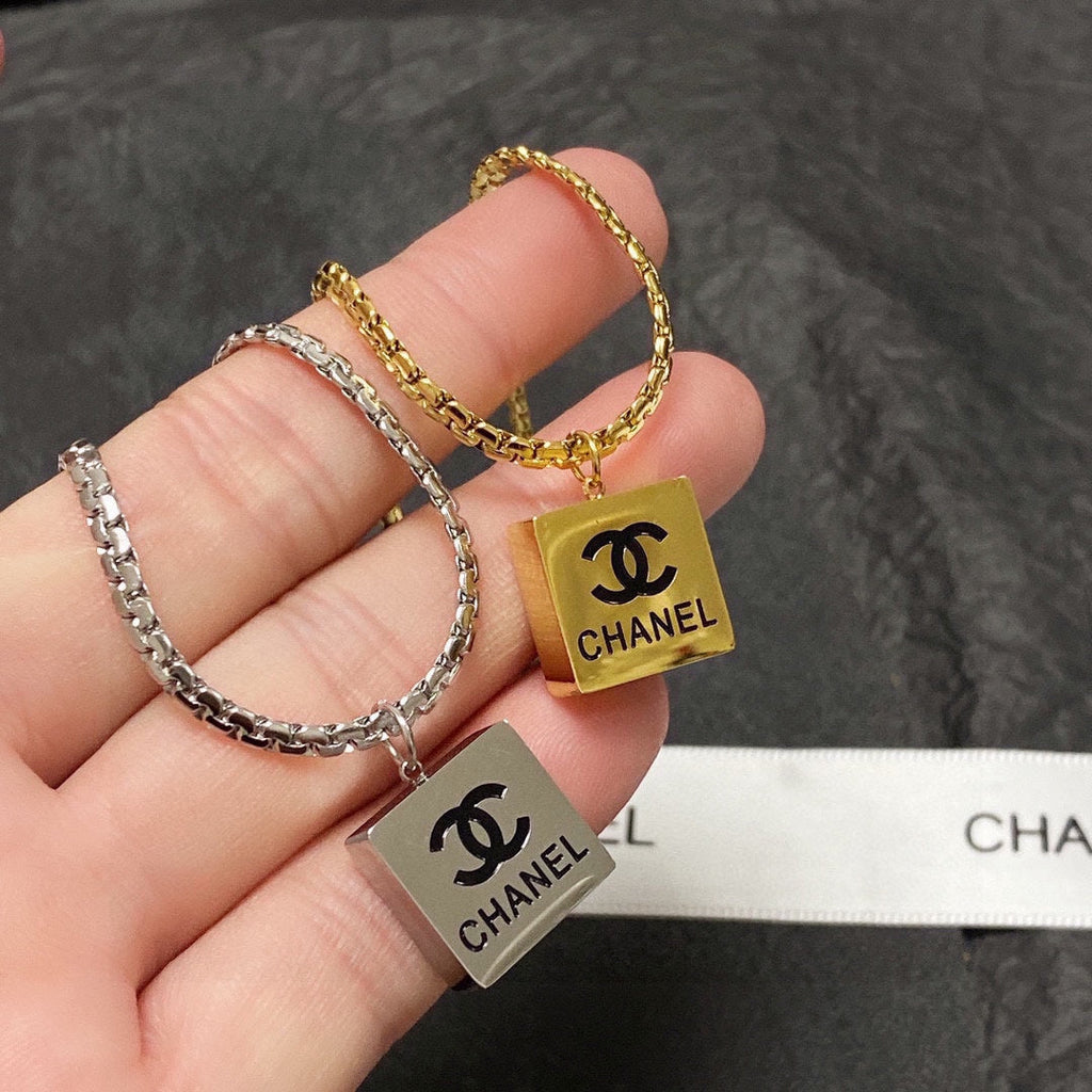 Chanel Pendant 18K Gold Necklace
