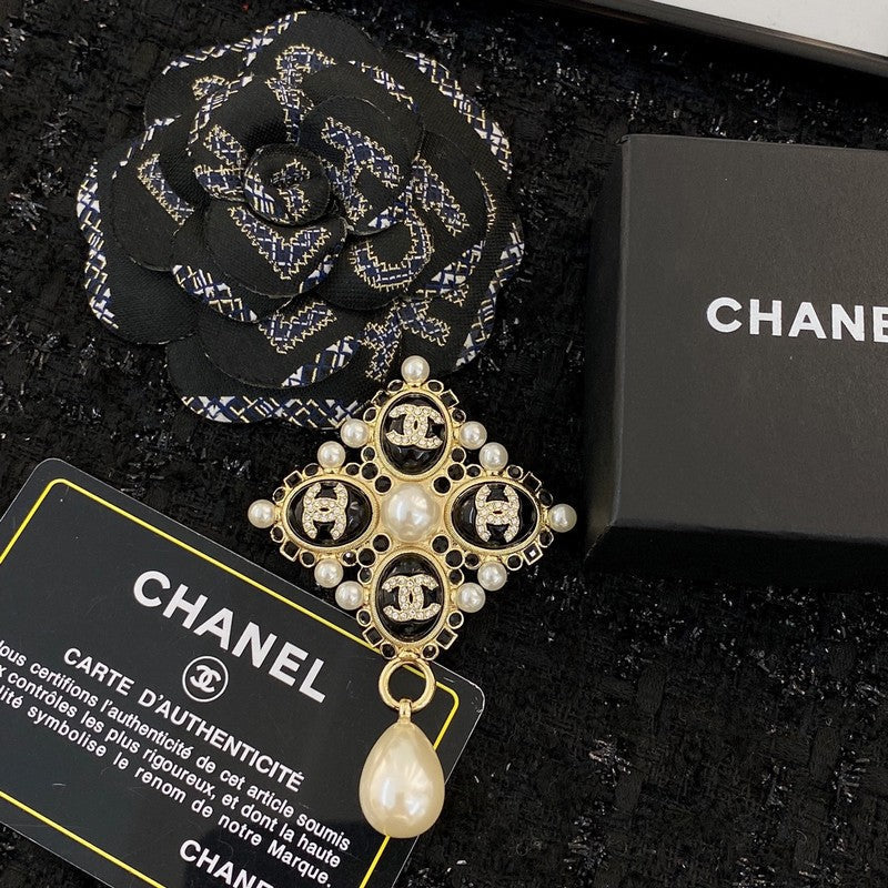 Chanel Pearl Pendant Gold 18K Gold Brooch