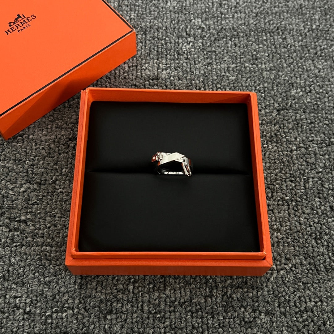 Hermes Kelly Gavroche 18K Gold Ring