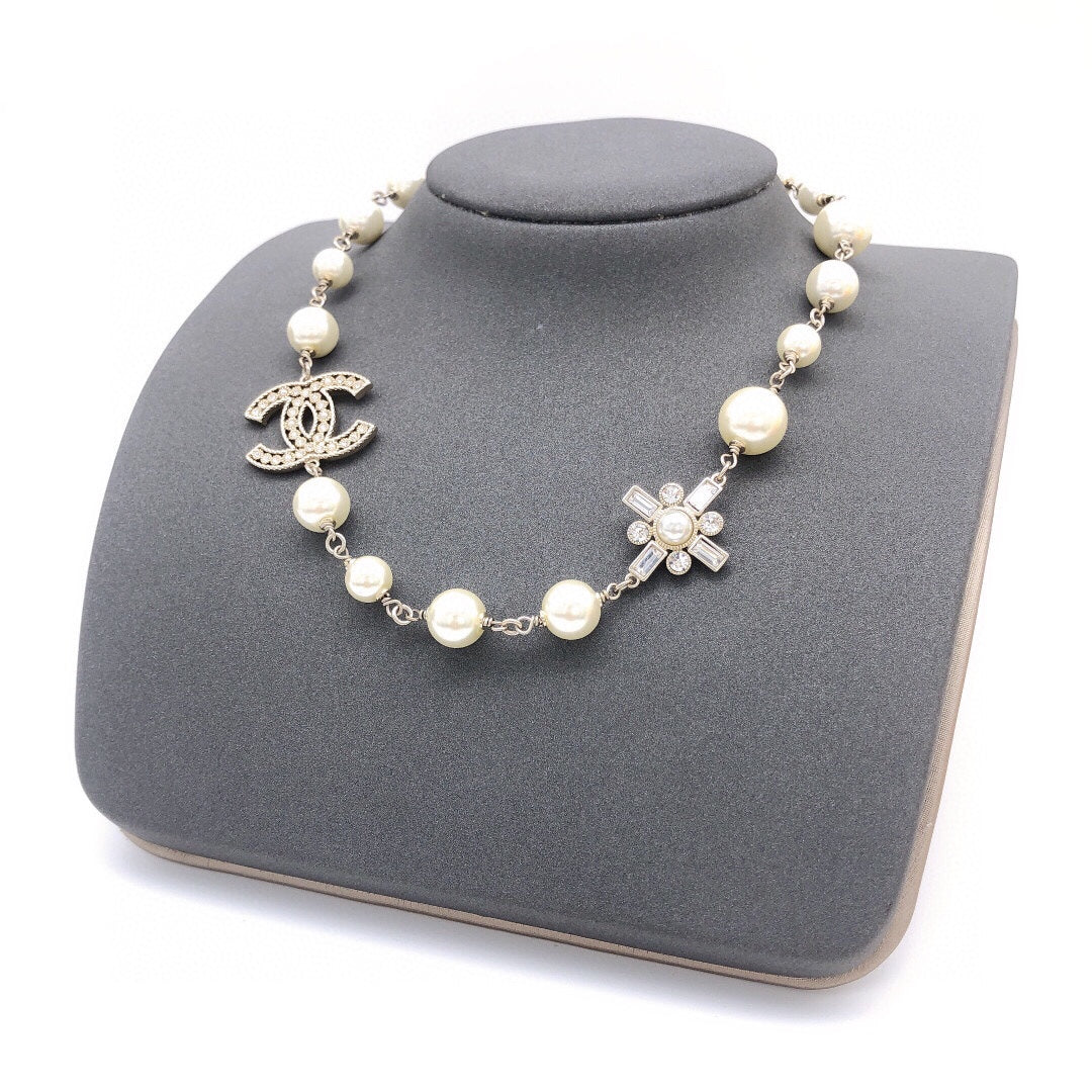 Chanel Flower Pearls Chain 18K Gold Necklace