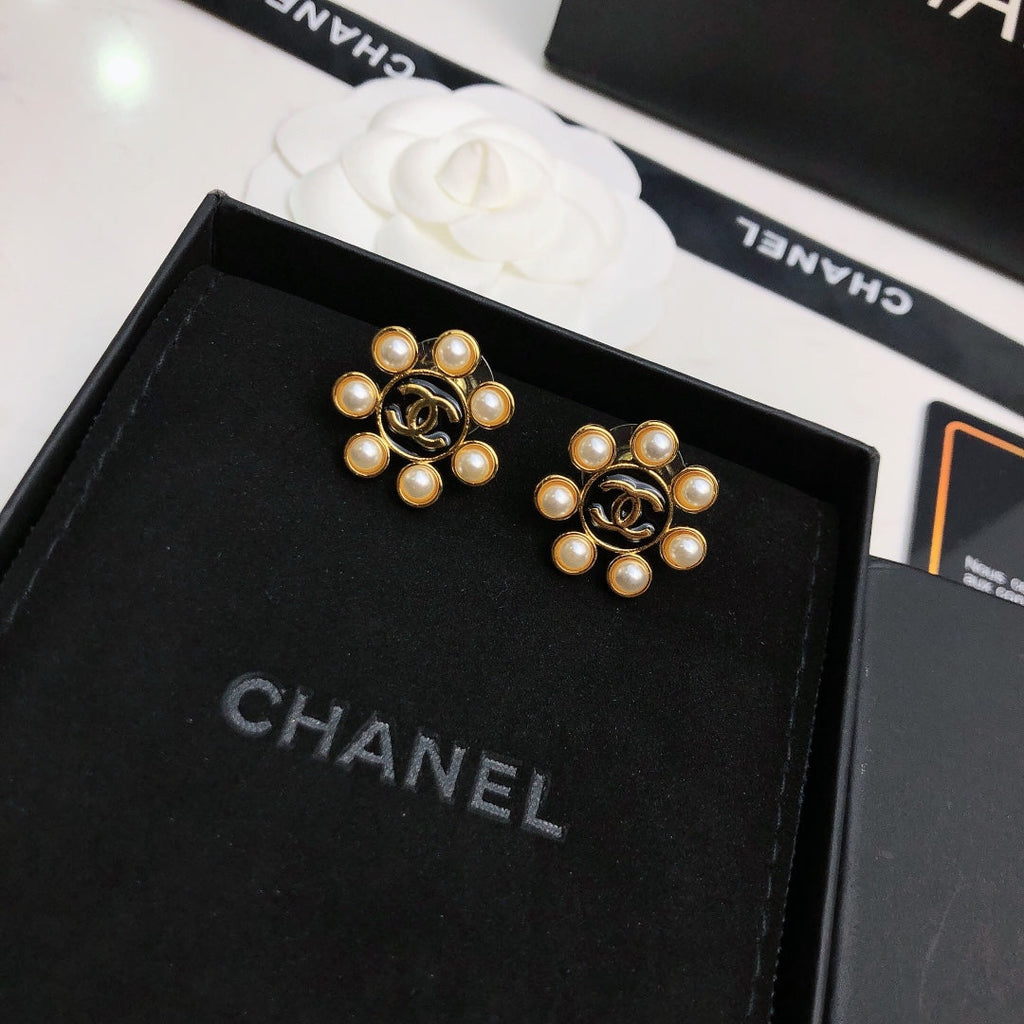 Chanel Flower Pearls 18K Gold Earrings