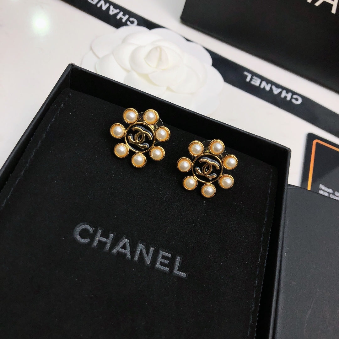 Chanel Flower Pearls 18K Gold Earrings