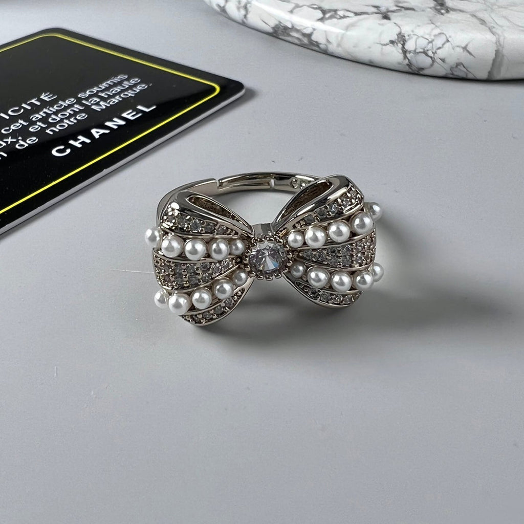 Chanel Bow Tie Pearls 18K Gold Ring