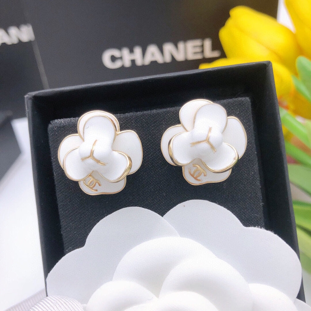 Chanel Flower Pearl 18K Gold Earrings