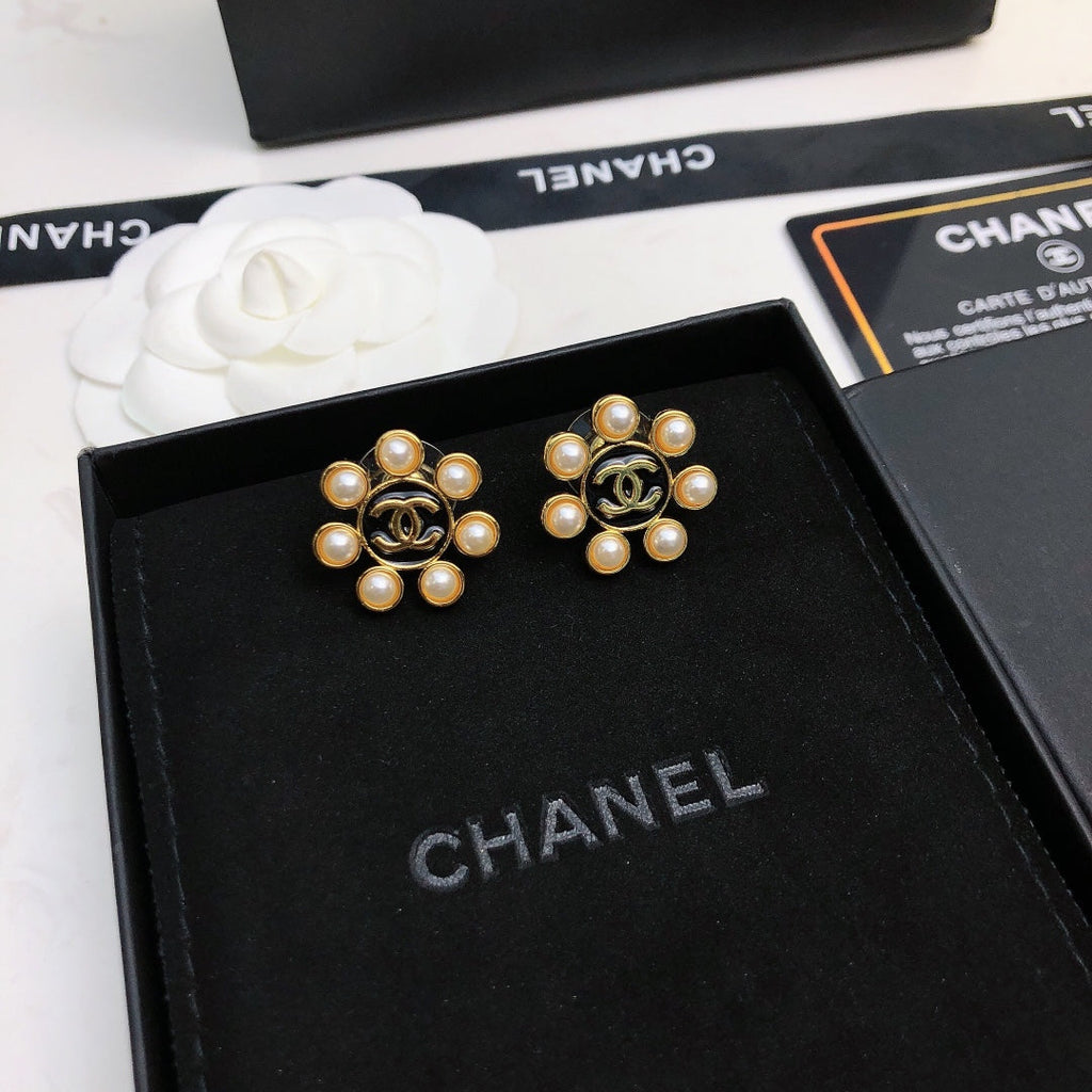 Chanel Flower Pearls 18K Gold Earrings