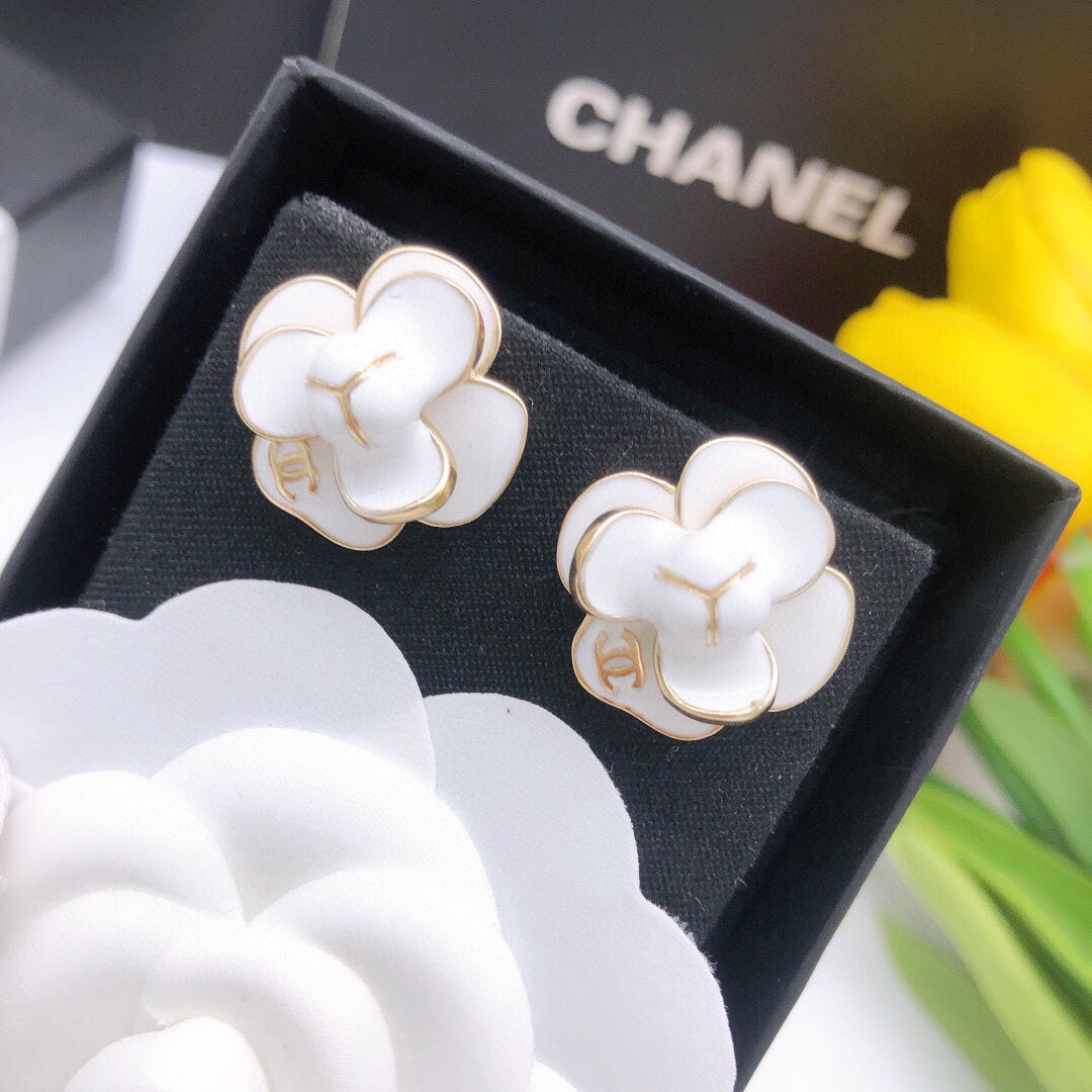 Chanel Flower Pearl 18K Gold Earrings