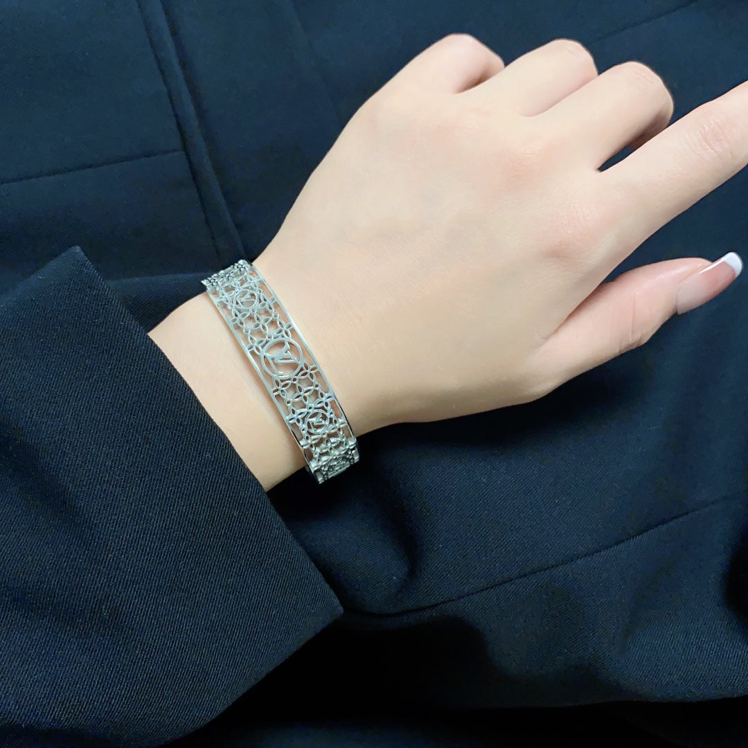 Louis Vuitton Hollow 18K Gold Bracelet