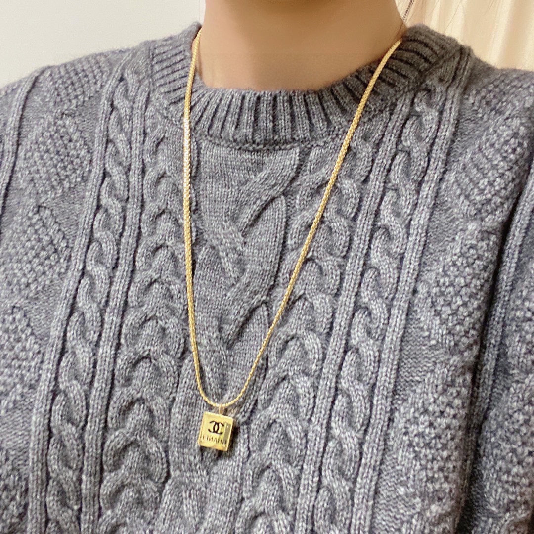 Chanel Pendant 18K Gold Necklace