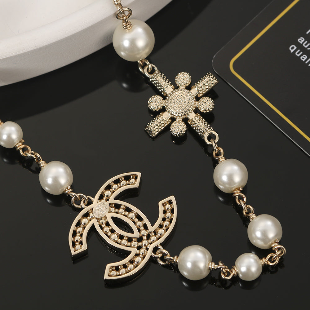 Chanel Flower Pearls 18K Gold Necklace