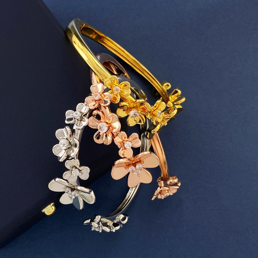 Frivole Seven Flowers 18K Gold Bracelet