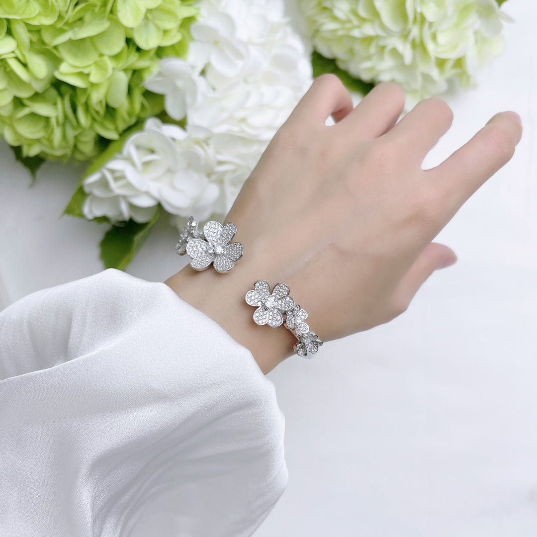 Frivole Seven Flowers Diamonds 18K Gold Bracelet