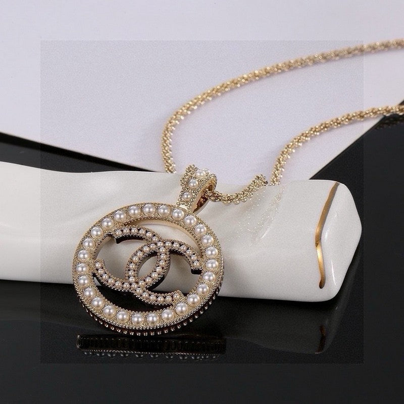 Chanel Pearl Round Gold 18K Gold Necklace