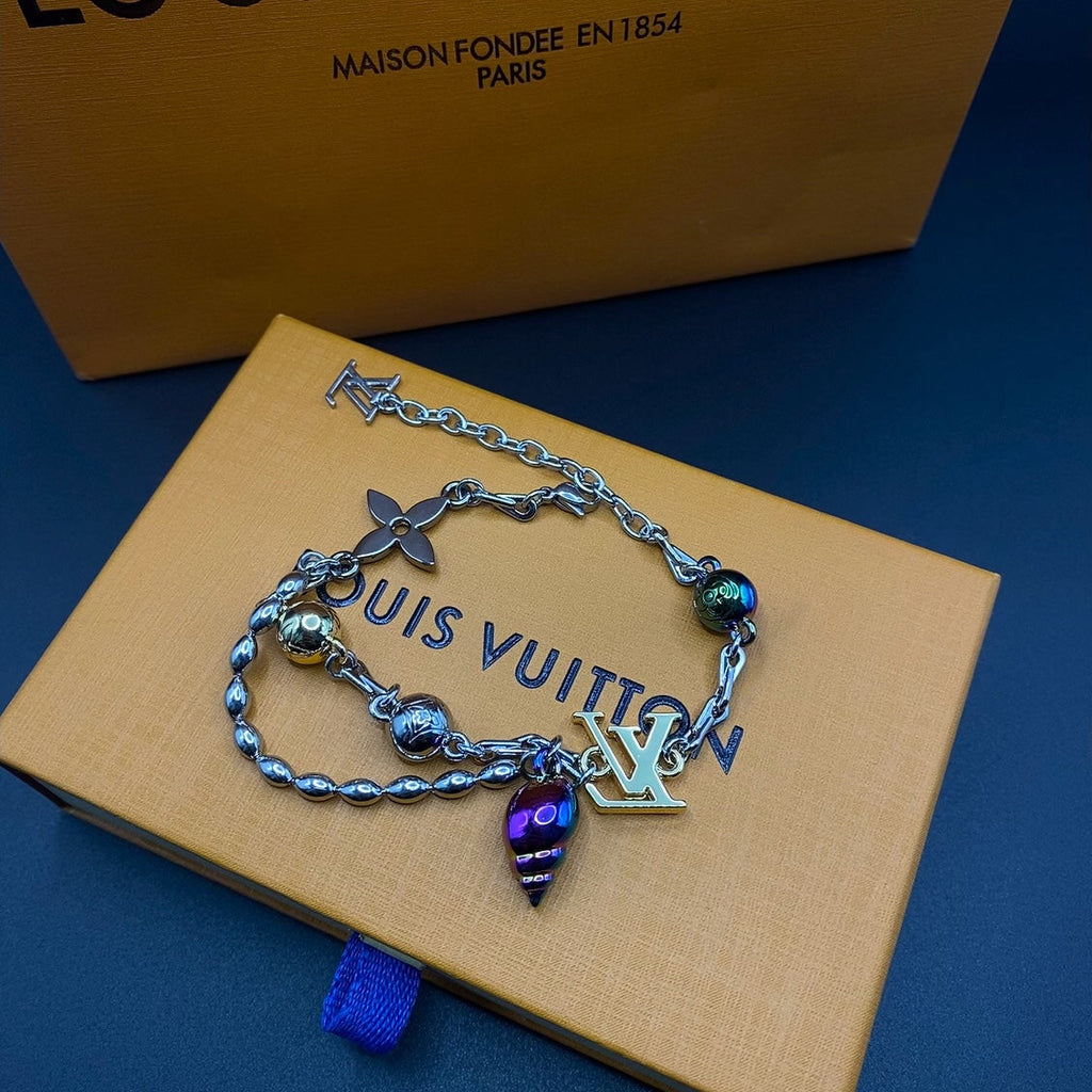 Louis Vuitton Shell 18K Gold Necklace