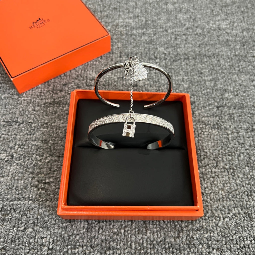Hermes Kelly Clochette Diamonds 18K Gold Bracelet