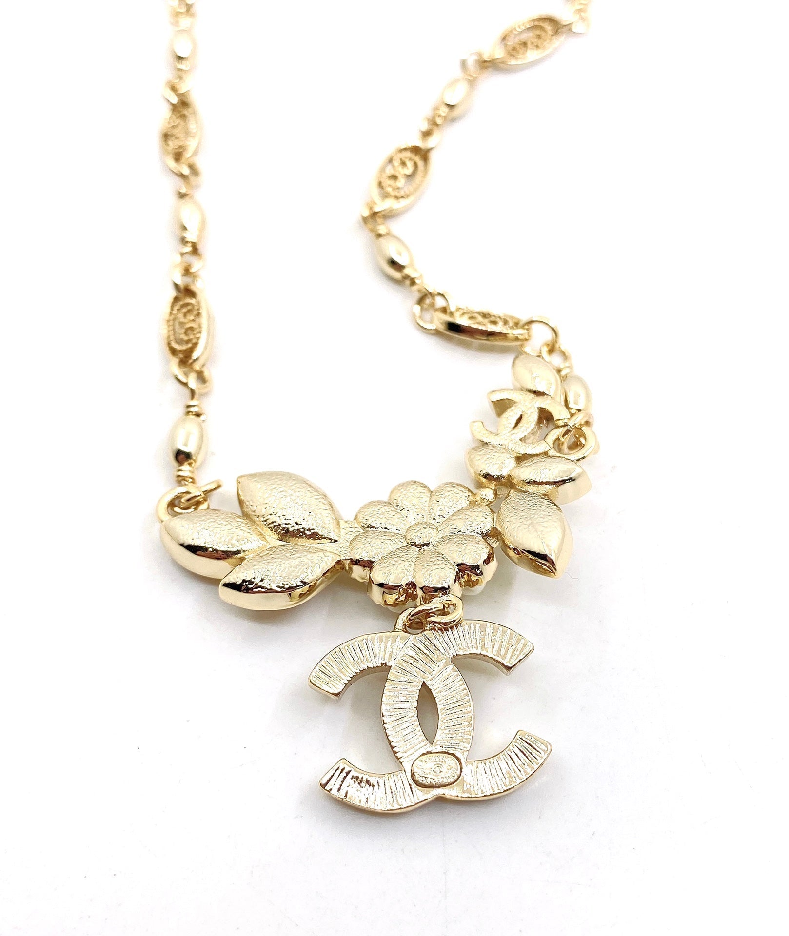 Chanel Flower Pendant 18K Gold Necklace