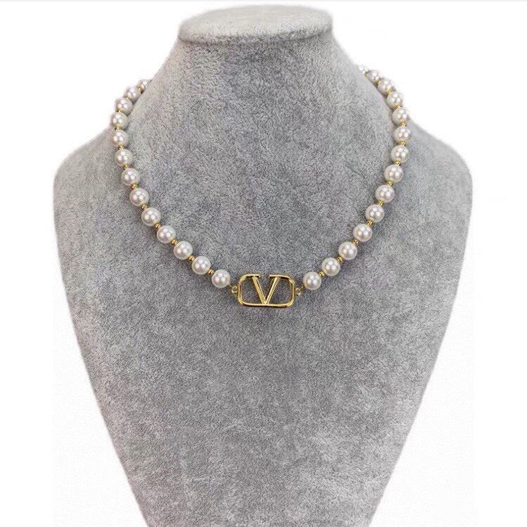 VLogo Pearls Choker 18K Gold Necklace