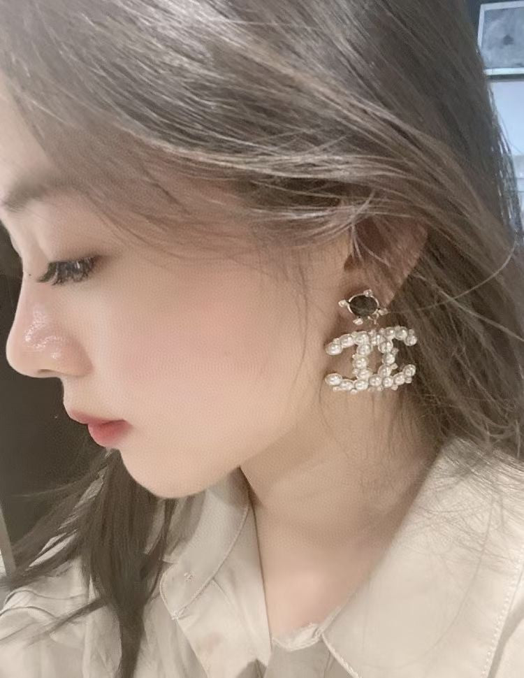 Chanel Pearl Pendant 18K Gold Earrings