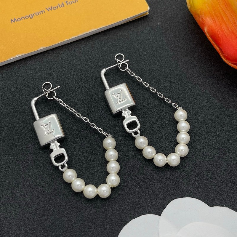Louis Vuitton Pearl Lock Gold 18K Gold Earrings