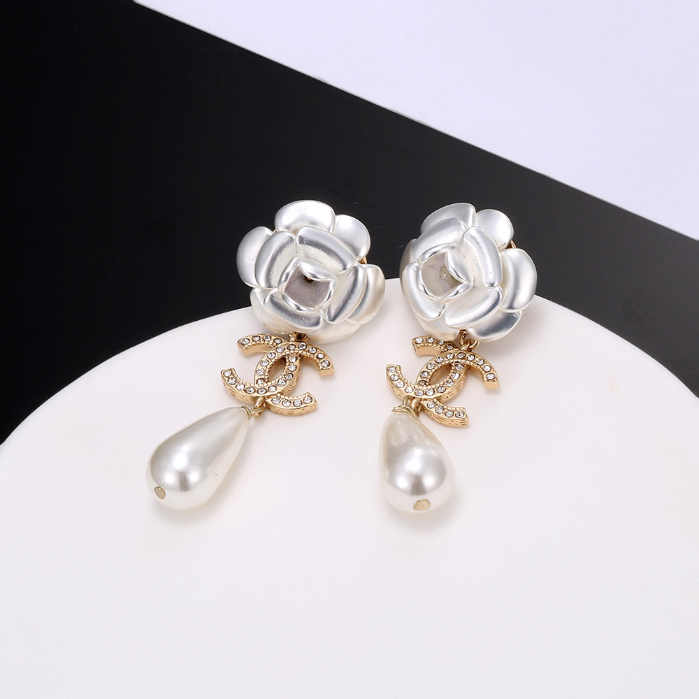Chanel Flower Pearl 18K Gold Earrings