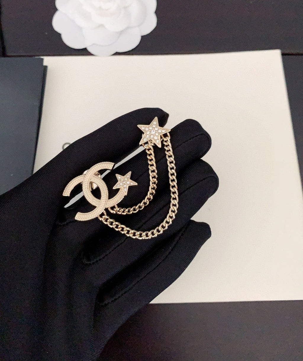Chanel Heart Star Chain 18K Gold Brooch