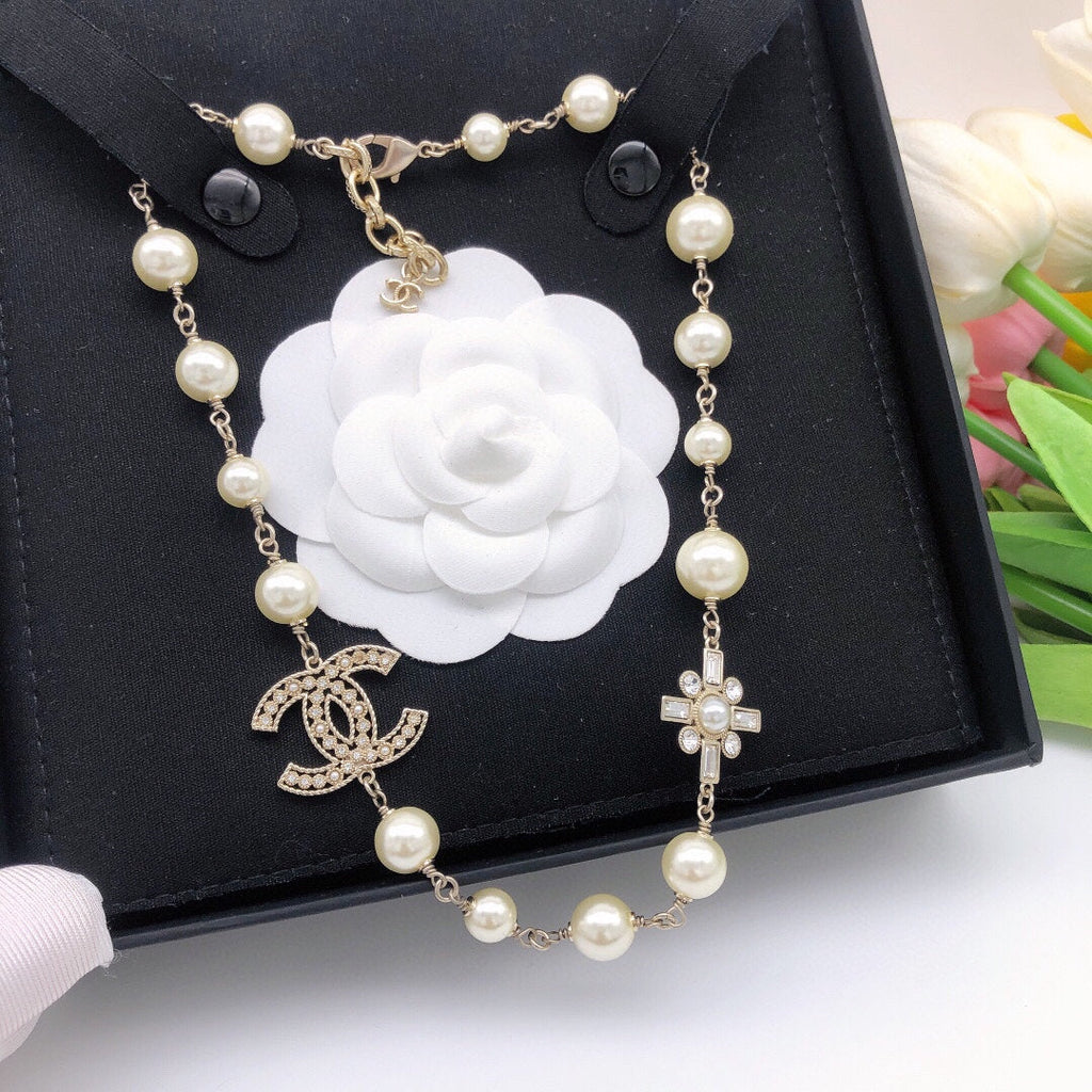 Chanel Flower Pearls Chain 18K Gold Necklace