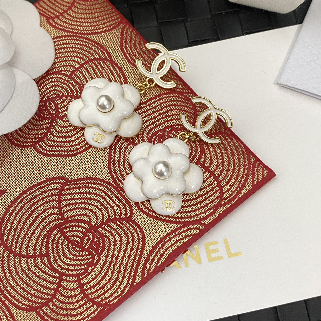 Chanel Flower Pearl 18K Gold Earrings