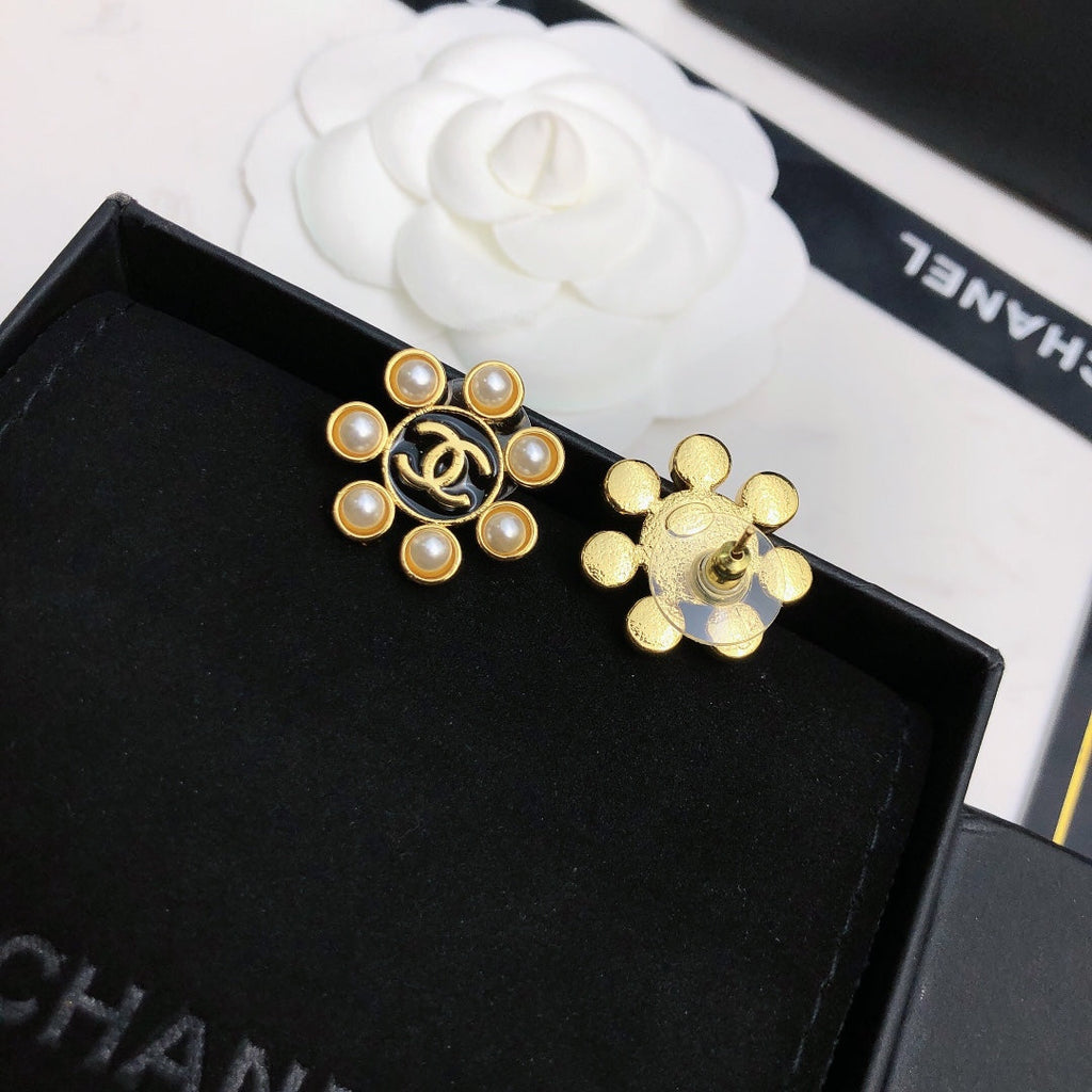 Chanel Flower Pearls 18K Gold Earrings