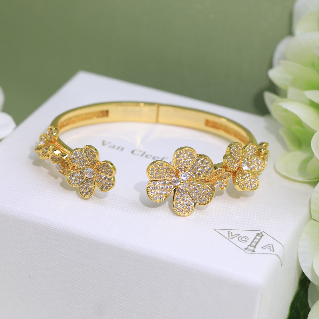 Frivole Seven Flowers Diamonds 18K Gold Bracelet