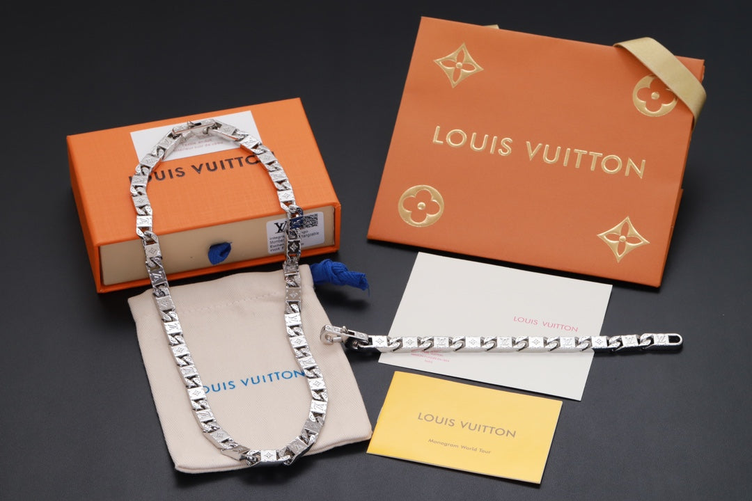 Louis Vuitton Monogram Tied Up 18K Gold Necklace