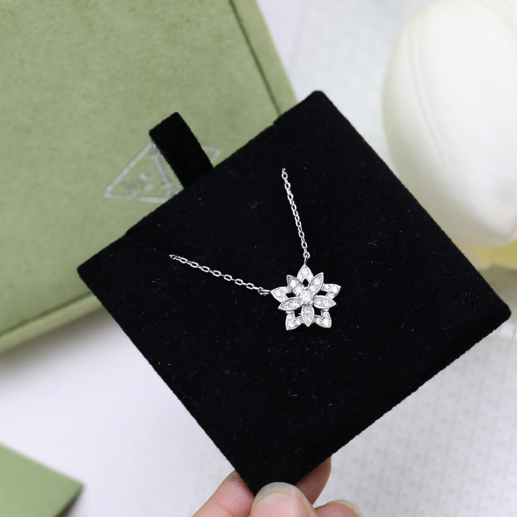 Lotus Openwork Pendant 18K Gold Necklace
