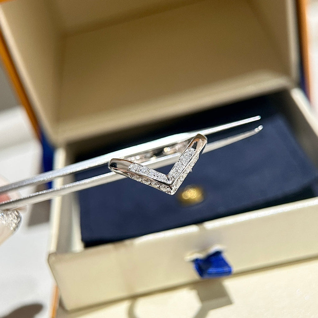 Louis Vuitton V Diamonds 18K Gold Ring