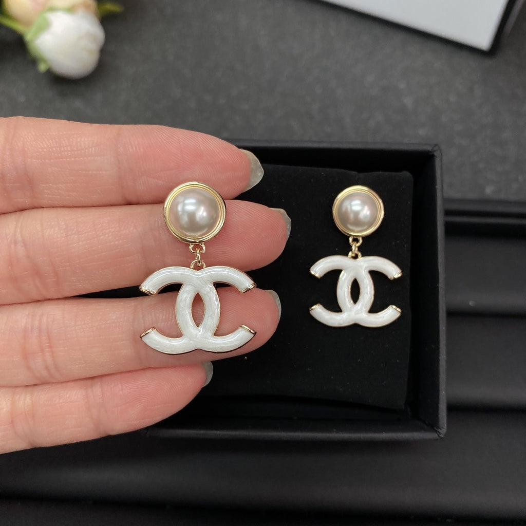 Chanel White Pearl 18K Gold Earrings