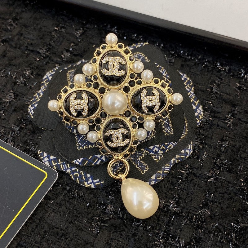 Chanel Pearl Pendant Gold 18K Gold Brooch