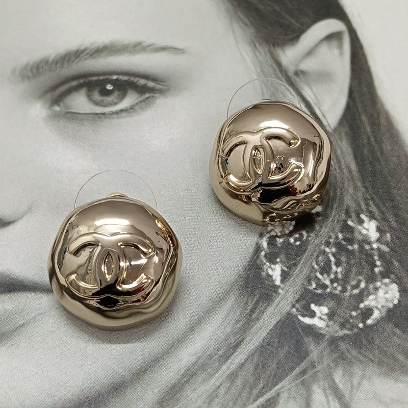 Chanel Vintage Round Gold 18K Gold Earrings