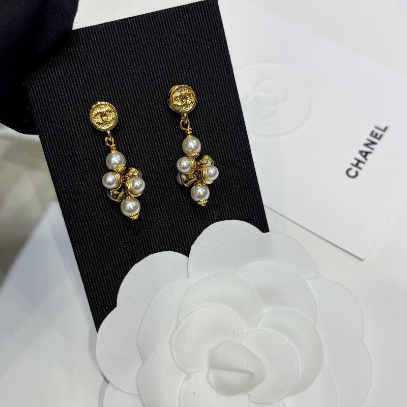 Chanel Grape Pearl Gold 18K Gold Earrings