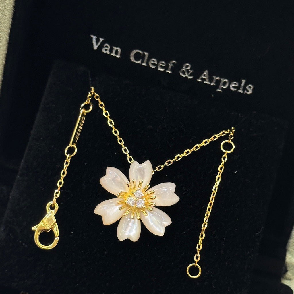 Rose de No?l 18K Gold Necklace