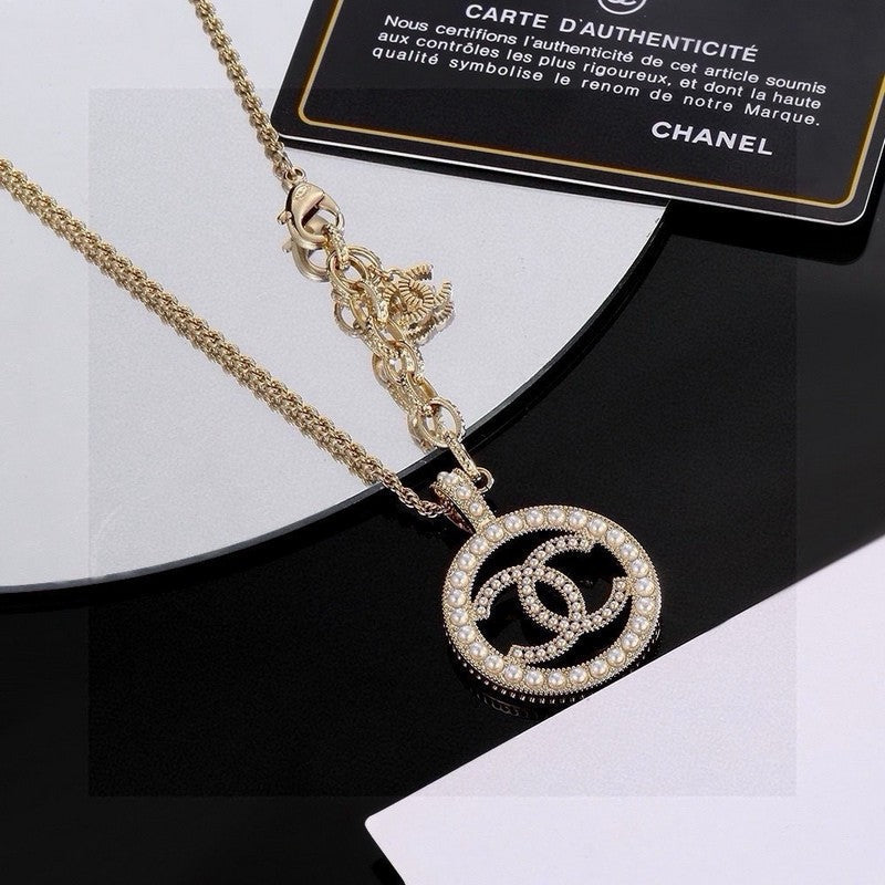 Chanel Pearl Round Gold 18K Gold Necklace