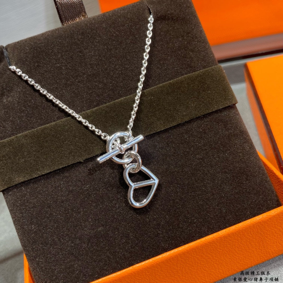 Hermes Cache-coeur Amulette Pendant 18K Gold Necklace