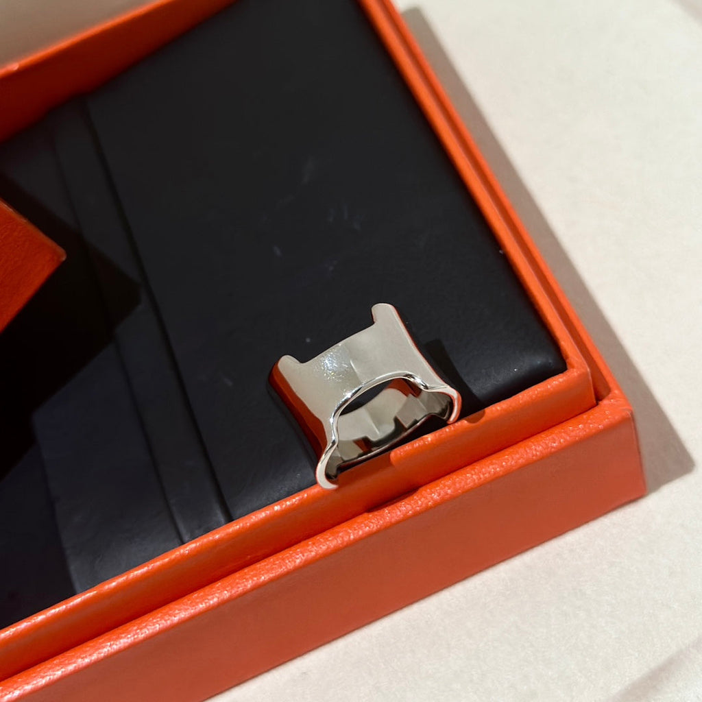 Hermes Amazone Large 18K Gold Ring