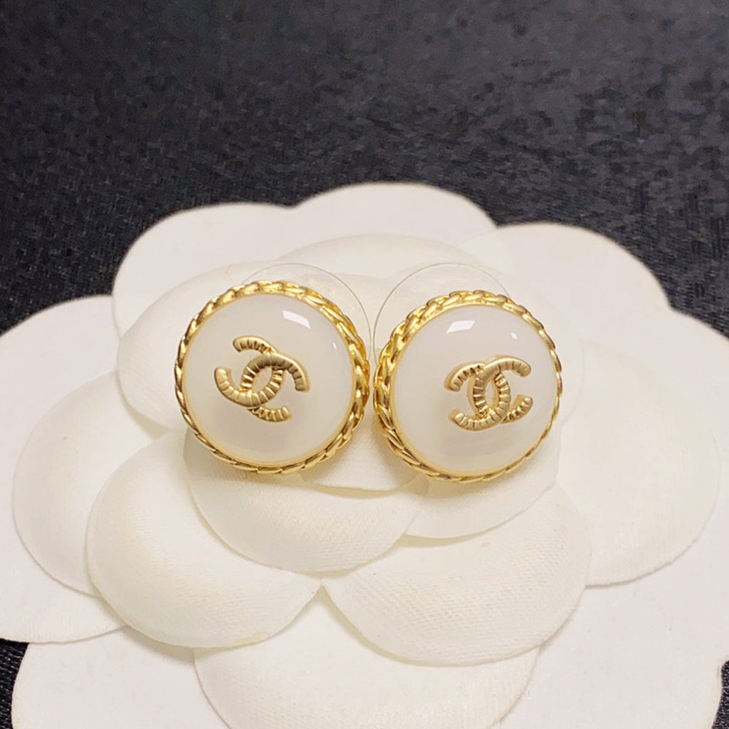 Chanel Pearl Vintage 18K Gold Earrings