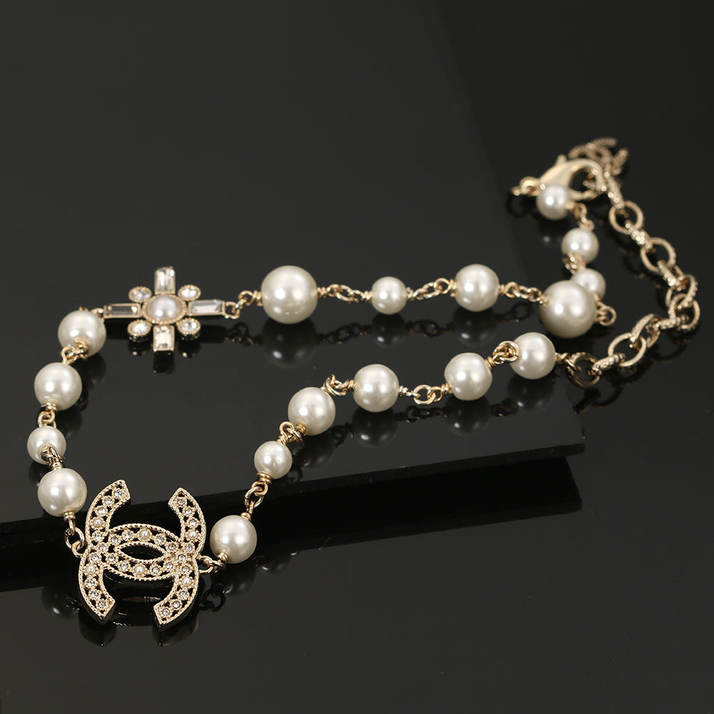 Chanel Flower Pearls 18K Gold Necklace