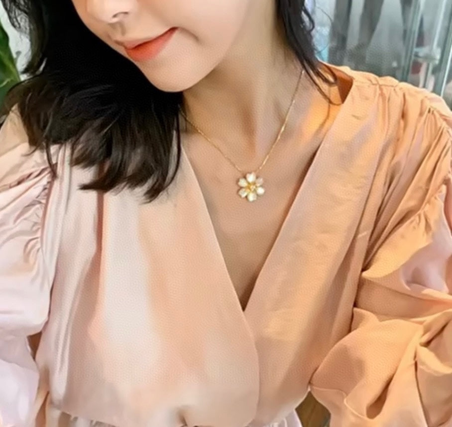 Rose De Noel Clip Pendant 18K Gold Necklace